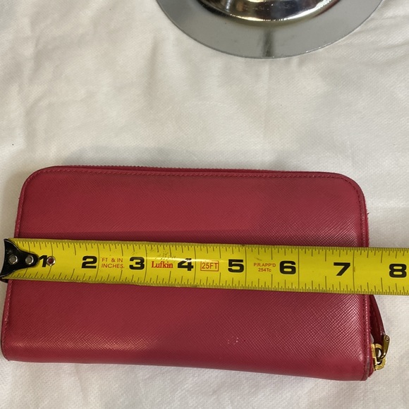 Prada - Picture 2 of 5